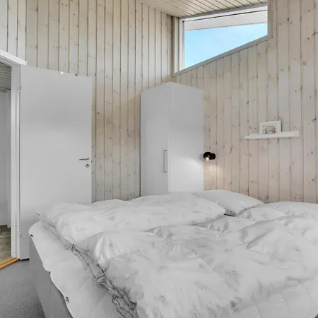 Gorgeous Home In Ejstrupholm With Wifi בית נופש *
