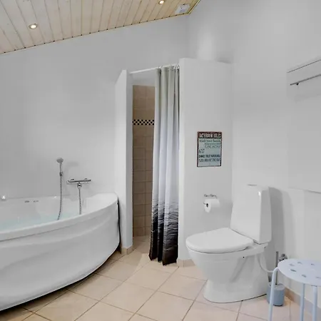 Gorgeous Home In Ejstrupholm With Wifi בית נופש *