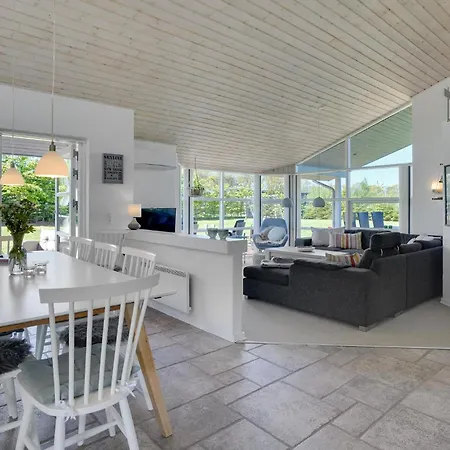 Gorgeous Home In Ejstrupholm With Wifi בית נופש *