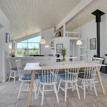 בית נופש Gorgeous Home In Ejstrupholm With Wifi