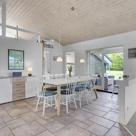 Gorgeous Home In Ejstrupholm With Wifi בית נופש